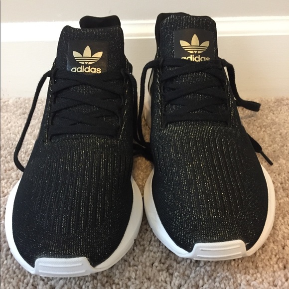 adidas swift run women's black and gold